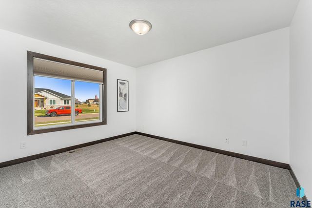 169 Central Park Ct, Harrisburg, SD 57032