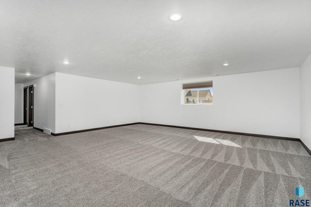 169 Central Park Ct, Harrisburg, SD 57032