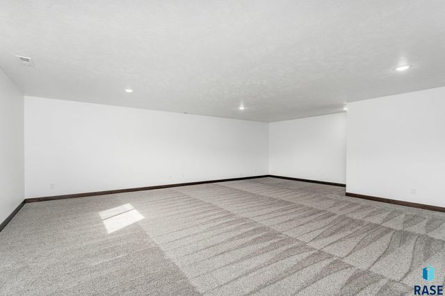 169 Central Park Ct, Harrisburg, SD 57032