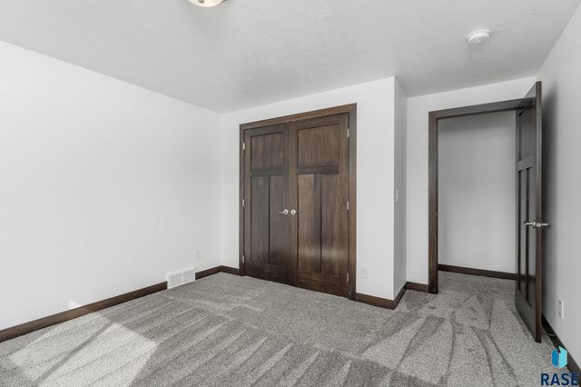 169 Central Park Ct, Harrisburg, SD 57032