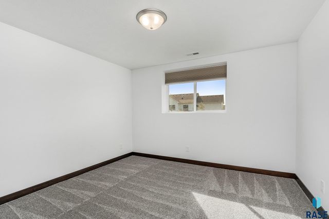 169 Central Park Ct, Harrisburg, SD 57032