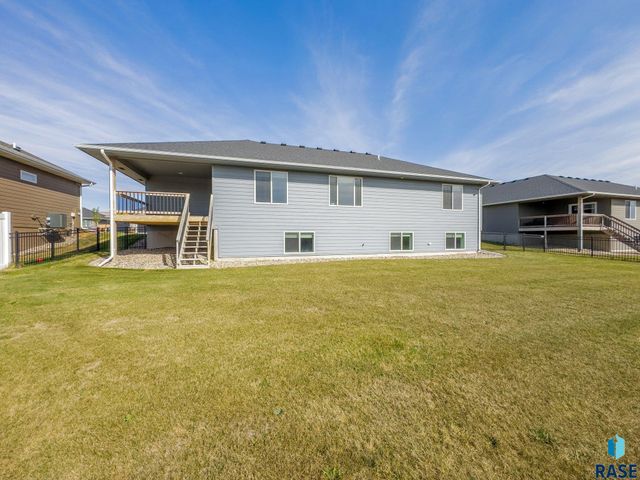169 Central Park Ct, Harrisburg, SD 57032