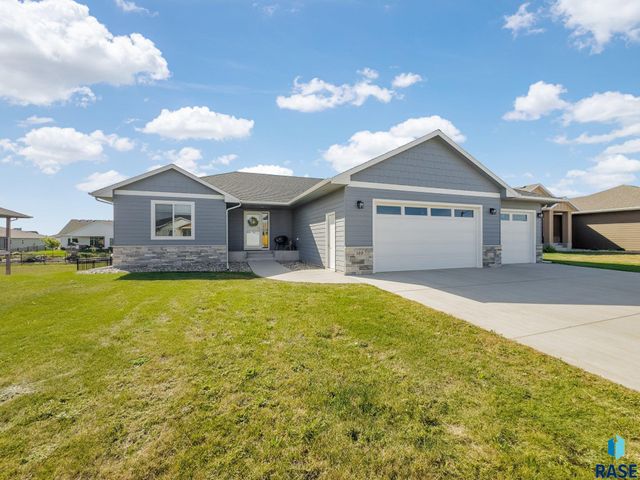 169 Central Park Ct, Harrisburg, SD 57032