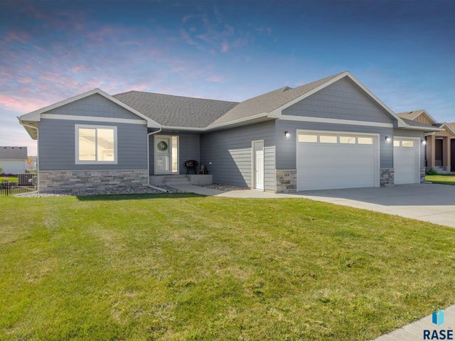 169 Central Park Ct, Harrisburg, SD 57032