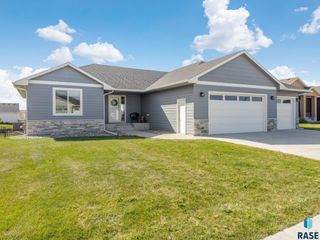 169 Central Park Ct, Harrisburg, SD 57032