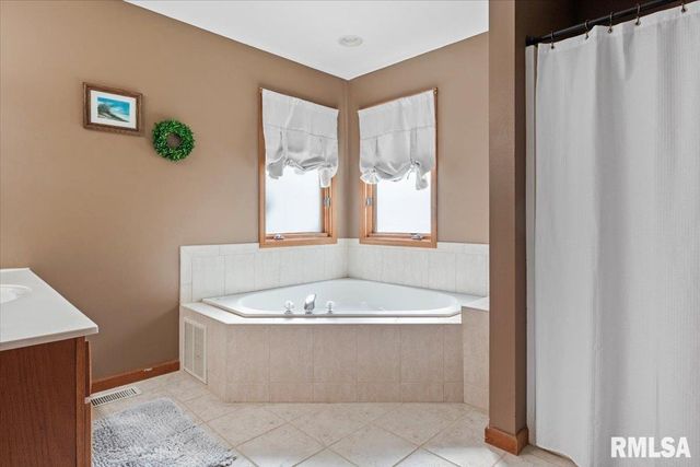 14 SPRING Street, Riverton, IL 62561