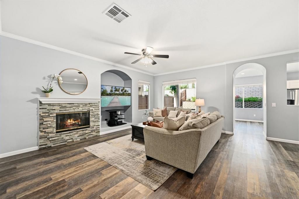 Image 2 of property listing at 4484 Brisbane Way 5, Oceanside, CA 92058