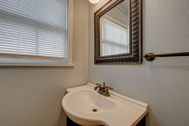 1018 W Sealy Street, Alvin, TX 77511