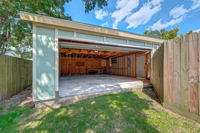 1018 W Sealy Street, Alvin, TX 77511