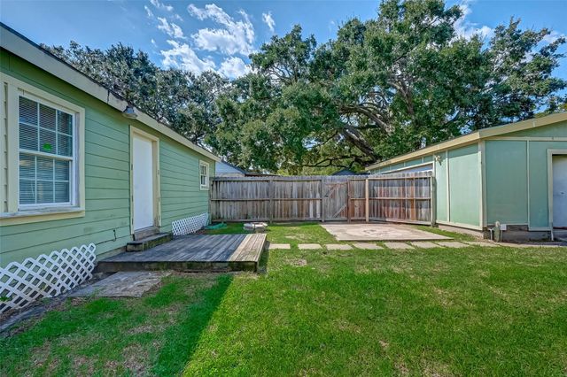1018 W Sealy Street, Alvin, TX 77511