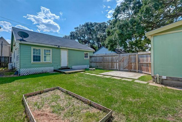 1018 W Sealy Street, Alvin, TX 77511