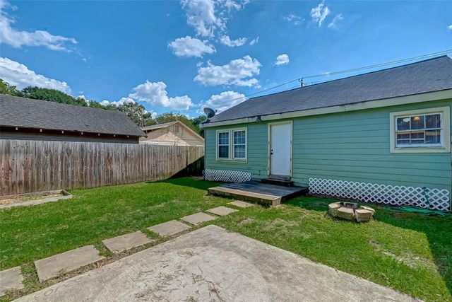 1018 W Sealy Street, Alvin, TX 77511