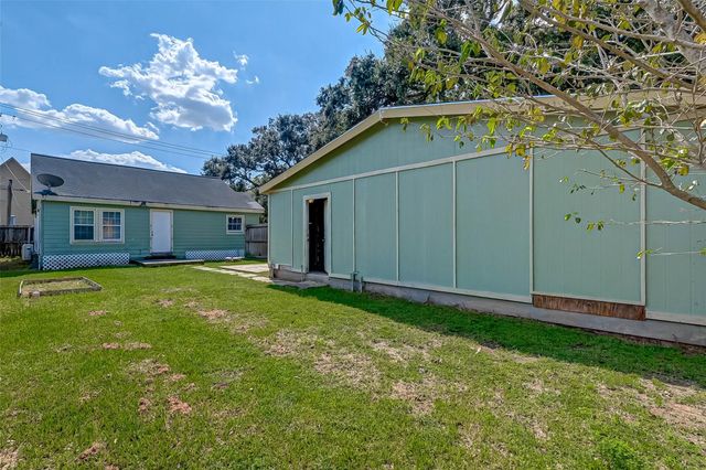 1018 W Sealy Street, Alvin, TX 77511