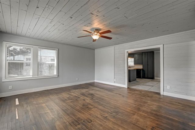 1018 W Sealy Street, Alvin, TX 77511