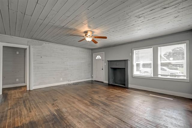 1018 W Sealy Street, Alvin, TX 77511