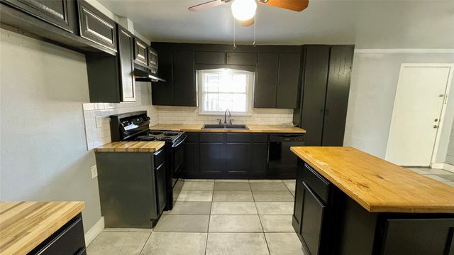 1018 W Sealy Street, Alvin, TX 77511