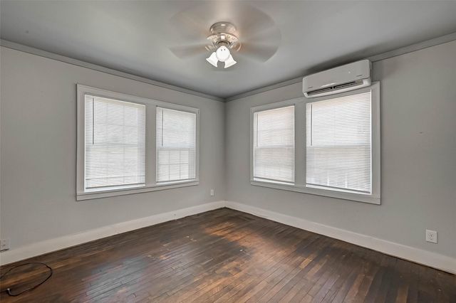 1018 W Sealy Street, Alvin, TX 77511