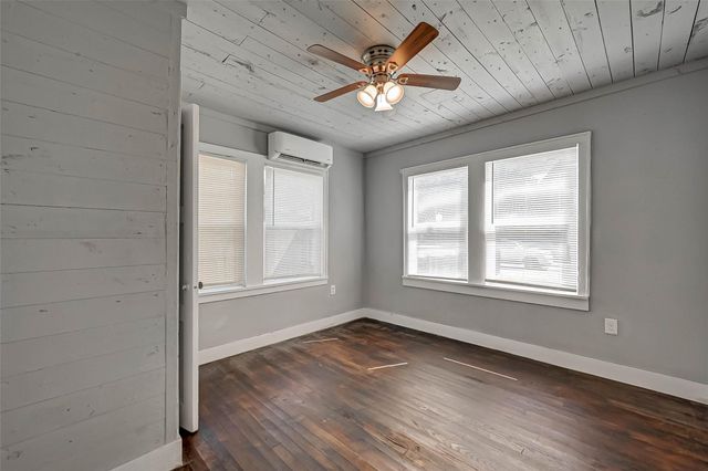 1018 W Sealy Street, Alvin, TX 77511