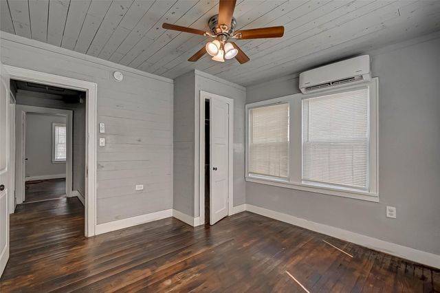 1018 W Sealy Street, Alvin, TX 77511