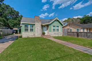 1018 W Sealy Street, Alvin, TX 77511