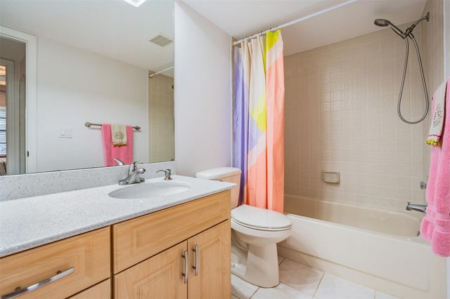 2020 LAKEVIEW DRIVE 105, Clearwater, FL 33763