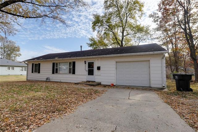 2530 Queen Ridge Drive, Independence, MO 64055