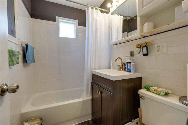 2530 Queen Ridge Drive, Independence, MO 64055