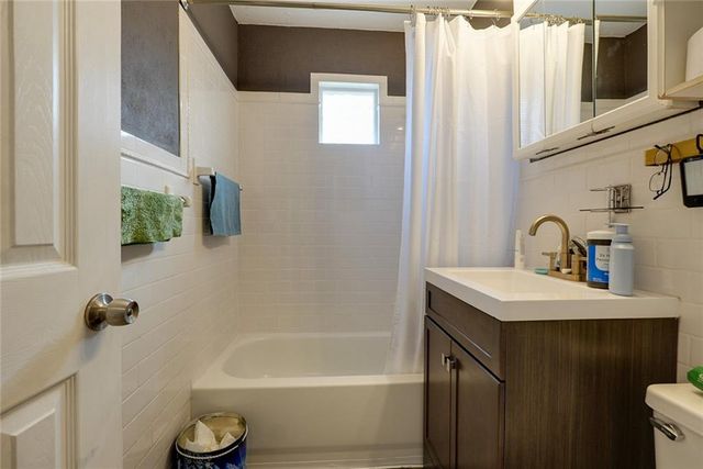 2530 Queen Ridge Drive, Independence, MO 64055