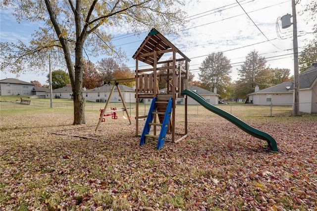 2530 Queen Ridge Drive, Independence, MO 64055