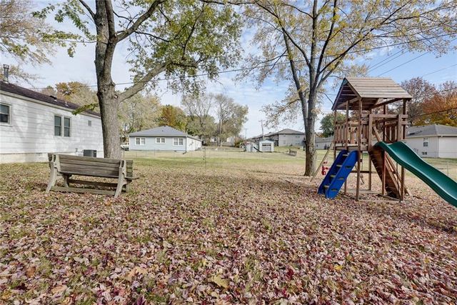 2530 Queen Ridge Drive, Independence, MO 64055