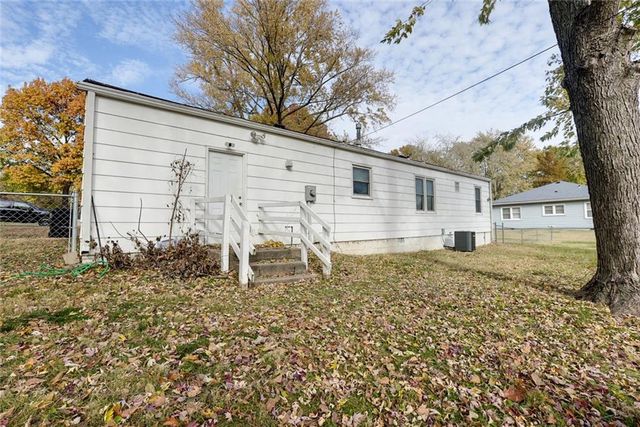 2530 Queen Ridge Drive, Independence, MO 64055