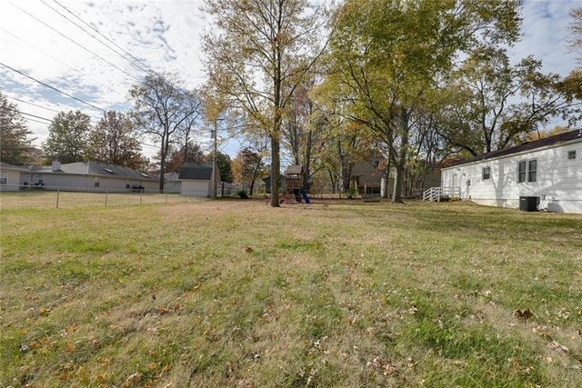 2530 Queen Ridge Drive, Independence, MO 64055