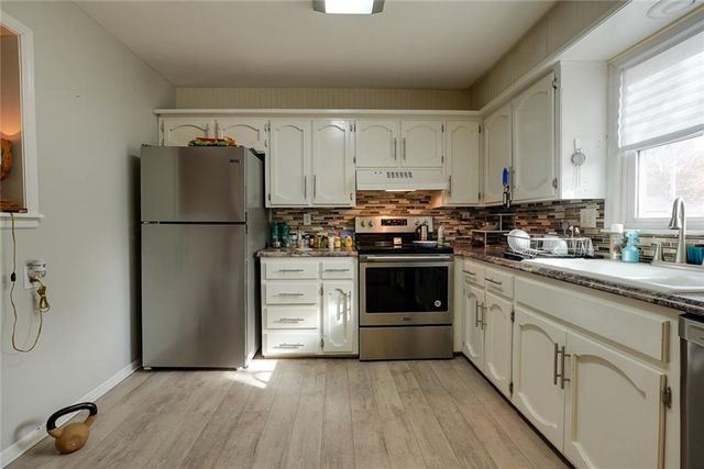 2530 Queen Ridge Drive, Independence, MO 64055