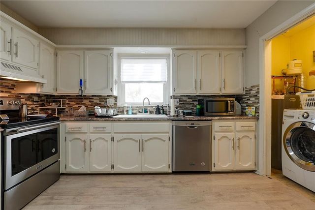 2530 Queen Ridge Drive, Independence, MO 64055