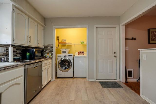 2530 Queen Ridge Drive, Independence, MO 64055