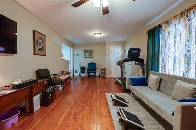 2530 Queen Ridge Drive, Independence, MO 64055