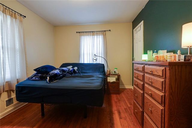 2530 Queen Ridge Drive, Independence, MO 64055