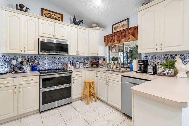 2111 W VIEW DRIVE, Sun City Center, FL 33573