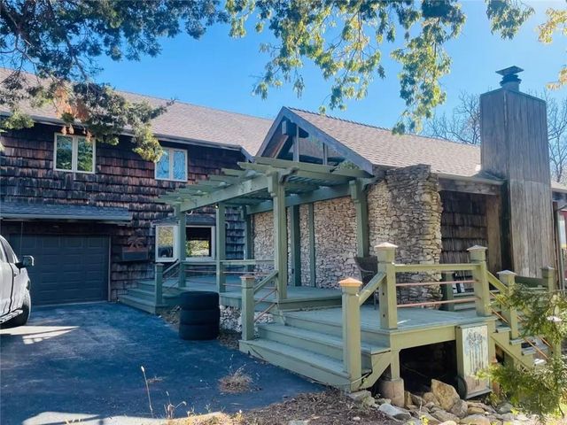 3907 NE Beach Road, Lee's Summit, MO 64064