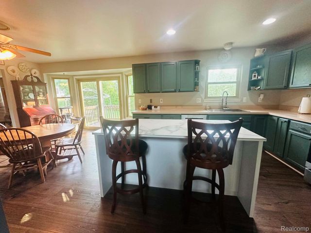 6462 Maple Leaf Court, Burton, MI 48439