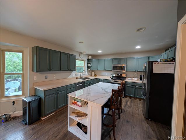 6462 Maple Leaf Court, Burton, MI 48439