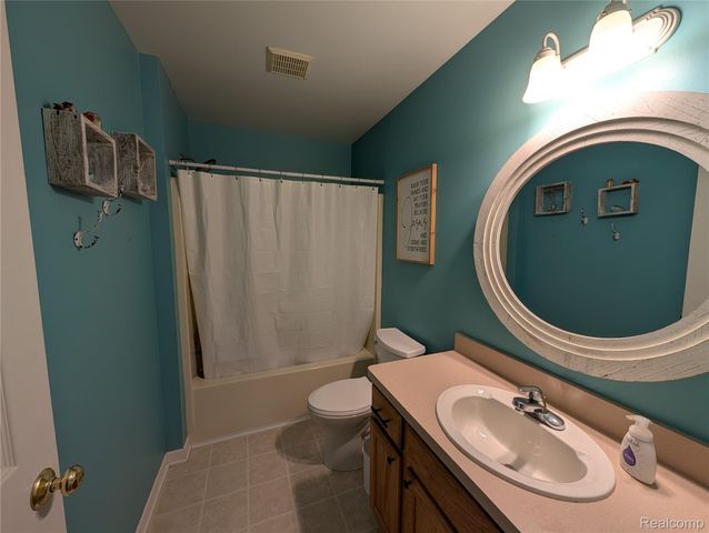 6462 Maple Leaf Court, Burton, MI 48439