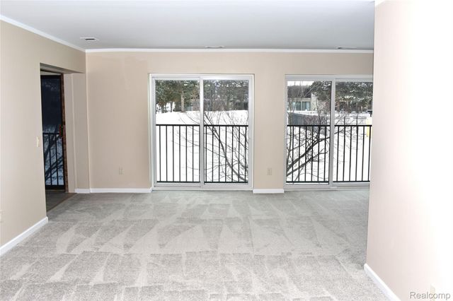 18059 University Park Drive 39, Livonia, MI 48152