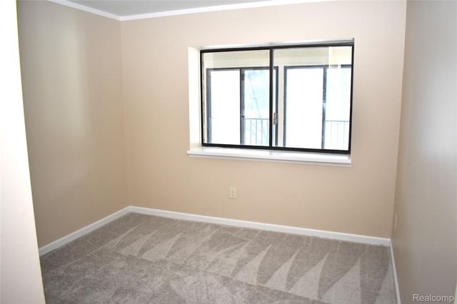 18059 University Park Drive 39, Livonia, MI 48152