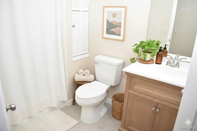 18059 University Park Drive 39, Livonia, MI 48152