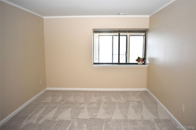 18059 University Park Drive 39, Livonia, MI 48152