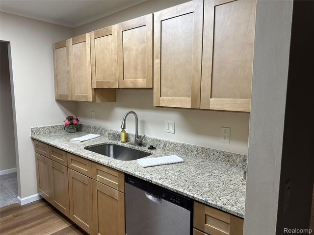 18059 University Park Drive 39, Livonia, MI 48152