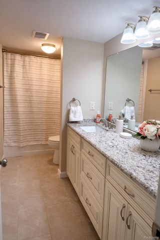 18059 University Park Drive 39, Livonia, MI 48152