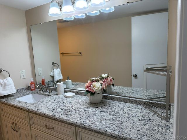 18059 University Park Drive 39, Livonia, MI 48152