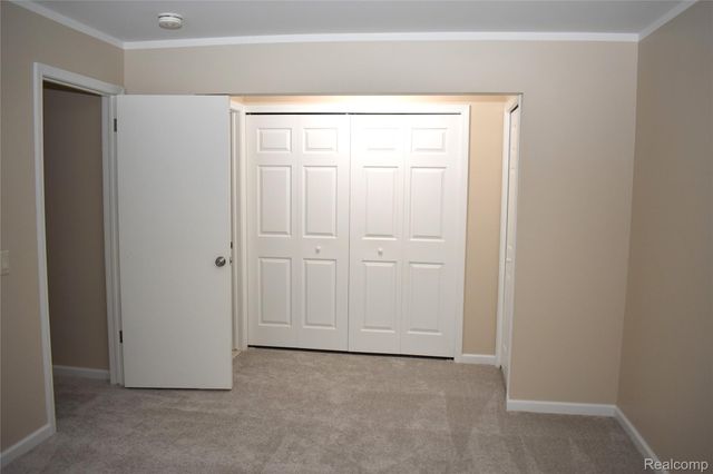 18059 University Park Drive 39, Livonia, MI 48152